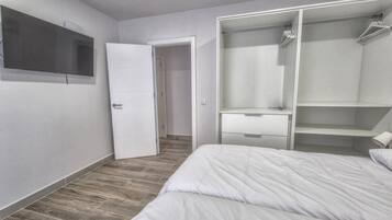 2 kamar tidur dan setrika/meja setrika