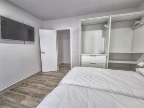 2 habitaciones y tabla de planchar con plancha 