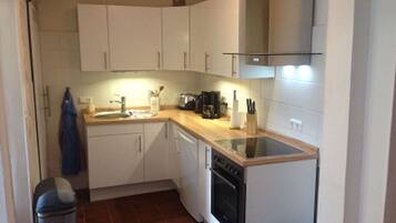 Kühlschrank, Ofen, Herdplatte, Wasserkocher mit Kaffee-/Teezubehör