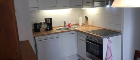 Fridge, oven, stovetop, coffee/tea maker