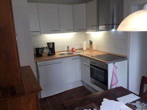 Refrigerador, horno, parrilla de estufa y cafetera y tetera 