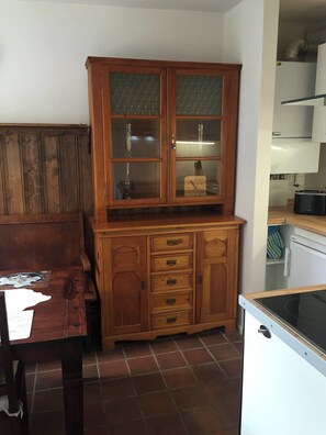 Refrigerador, horno, parrilla de estufa y cafetera y tetera