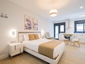 Casa | 1 habitación, muebles diferentes y tabla de planchar con plancha 