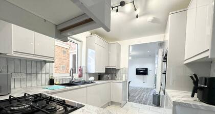 Southsea 5-bed Seaside Retreat- Sleeps 11 & Garden