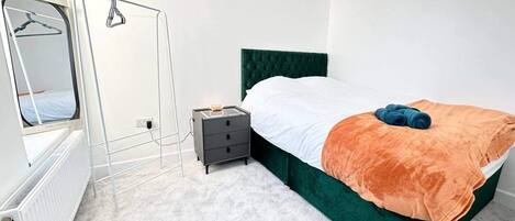 4 bedrooms, iron/ironing board, free WiFi, bed sheets