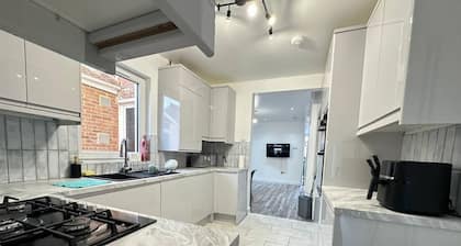 Southsea 4-bed Seaside Retreat- Sleeps 11 & Garden