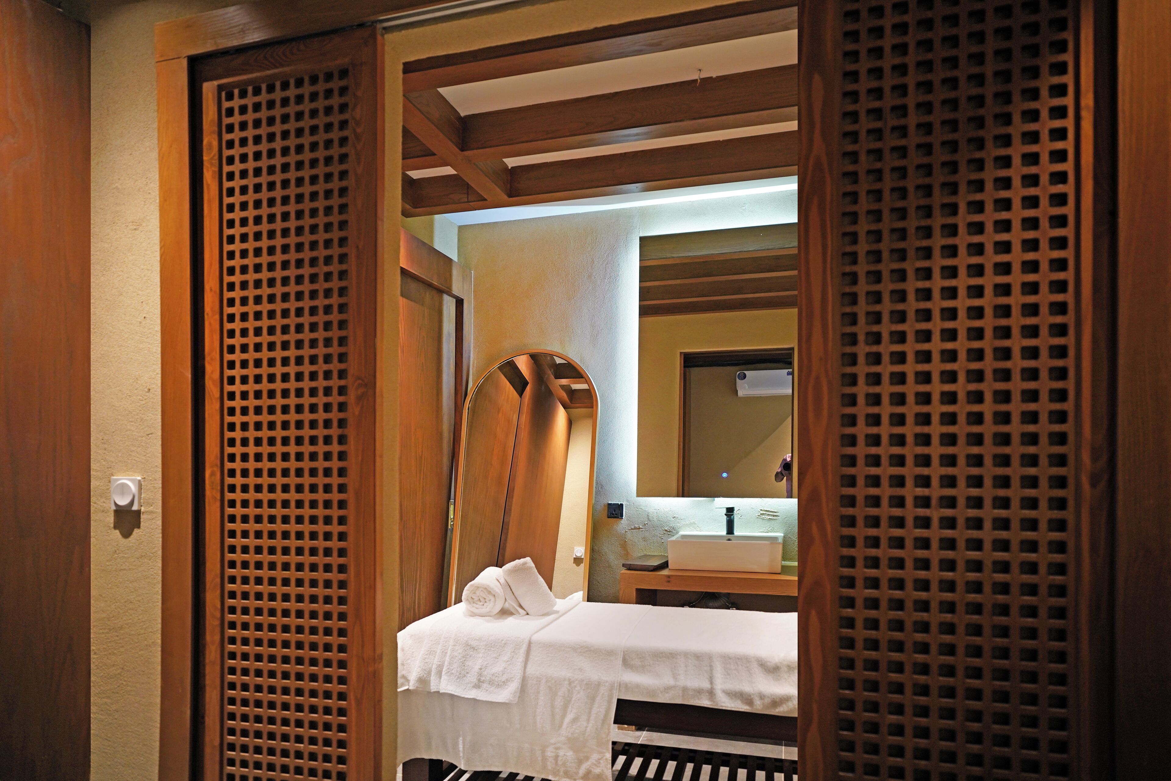 Couples treatment room(s), sauna, hydrotherapy, hot stone massages