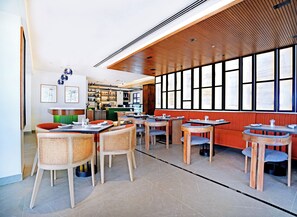 Tägliches inbegriffenes kontinentales Frühstück