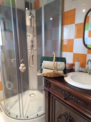 SĂšche-cheveux, serviettes fournies, savon, papier toilette