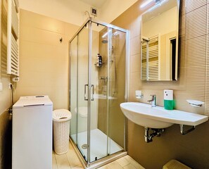 Douche, sèche-cheveux, bidet, serviettes fournies
