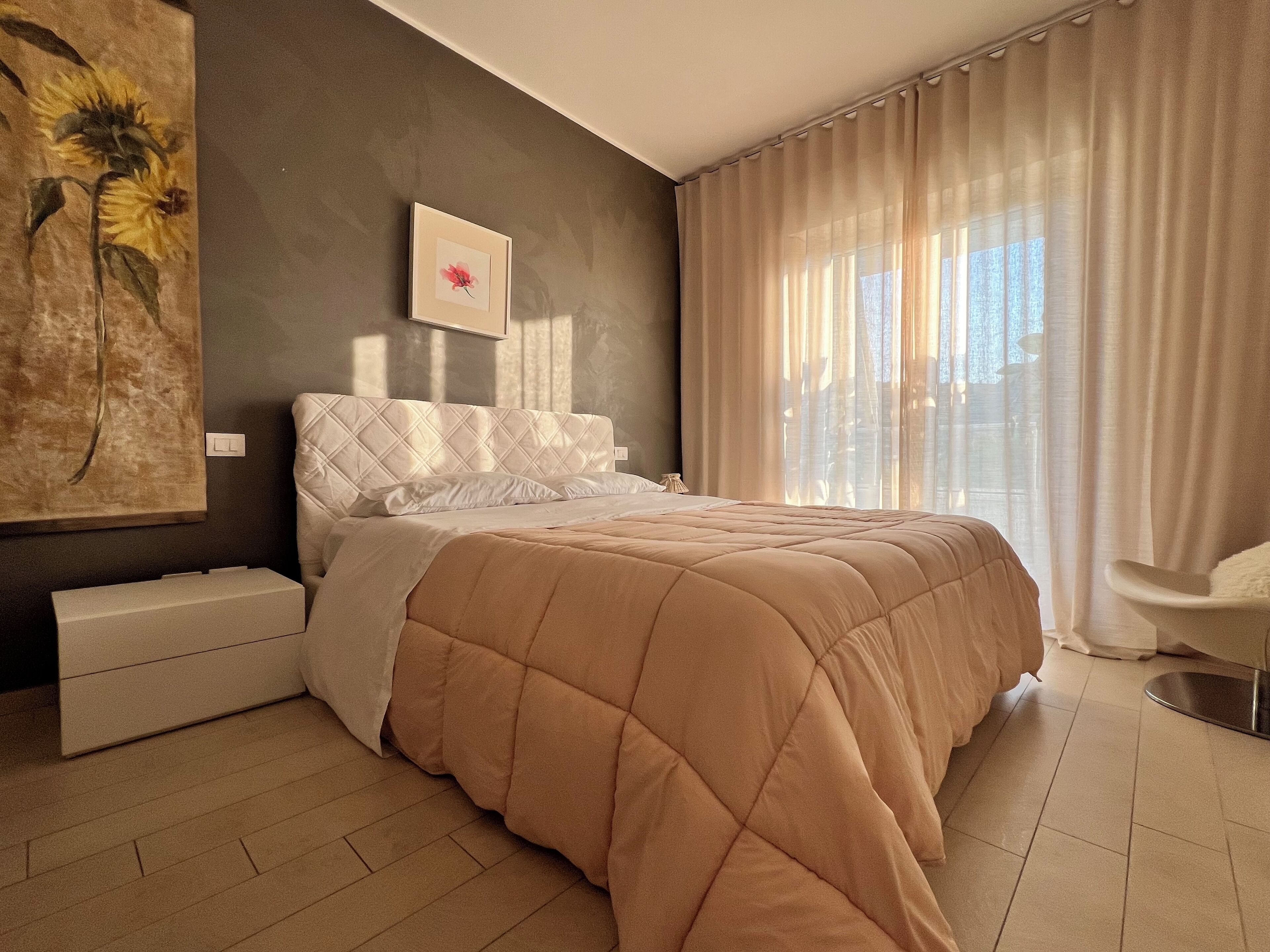 1 habitación, tabla de planchar con plancha, cuna de viaje y wifi 