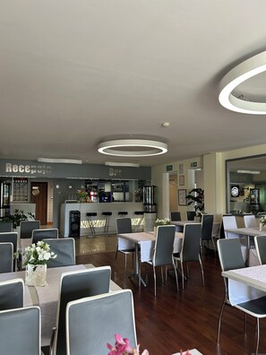 Dagelijks ontbijtbuffet (PLN 45 per persoon)