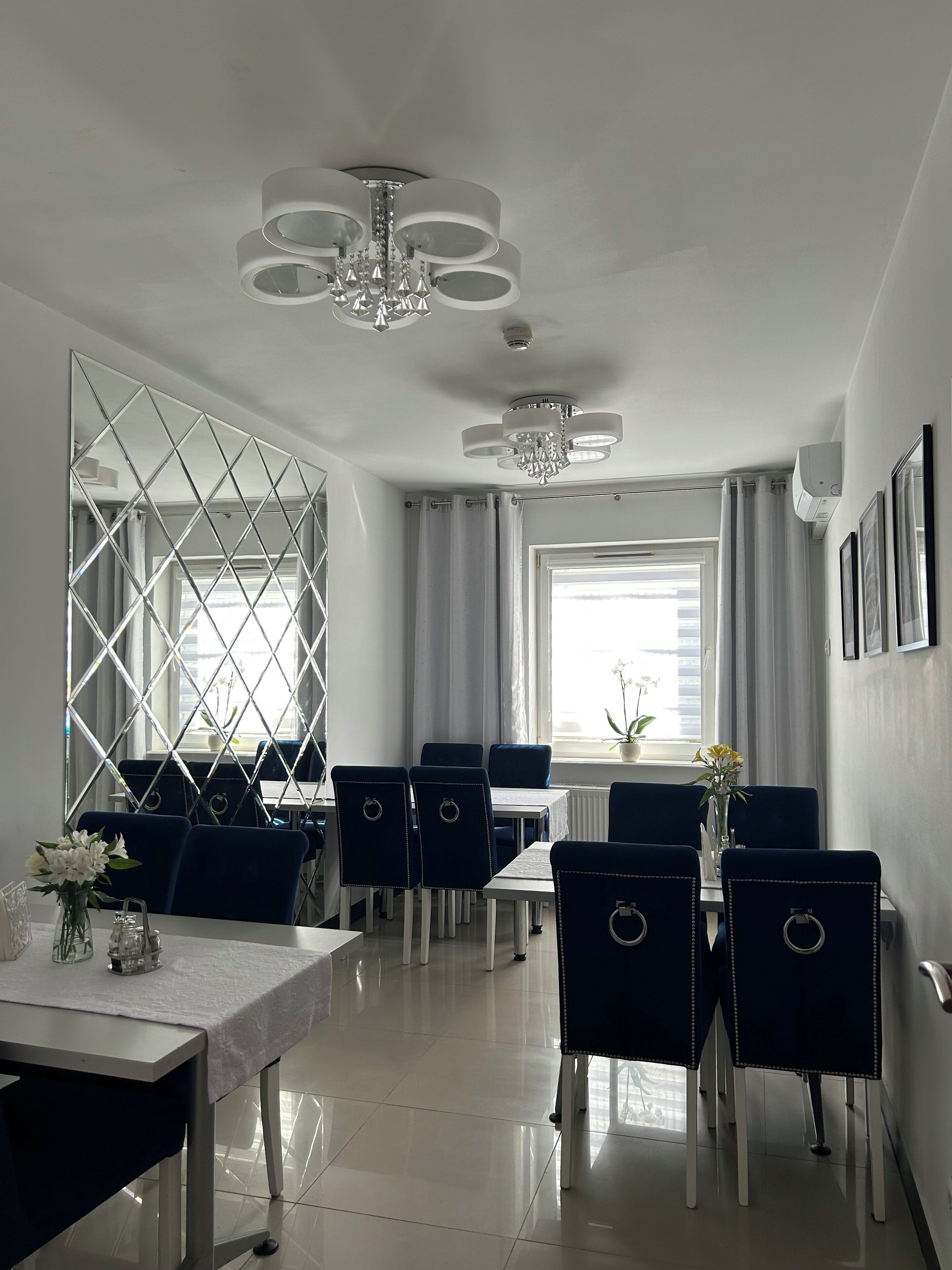 بوفيه فطور يوميًا بتكلفة قدرها (45 PLN للشخص)