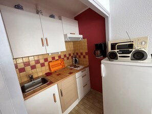 Réfrigérateur, micro-ondes, plaque de cuisson, cafetière/bouilloire