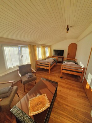 3 chambres, fer et planche à repasser, Wi-Fi gratuit, draps fournis