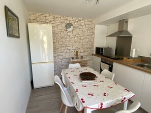 Kühlschrank, Mikrowelle, Herdplatte, Wasserkocher mit Kaffee-/Teezubehör