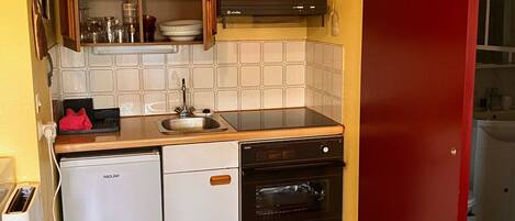 Fridge, oven, stovetop, coffee/tea maker
