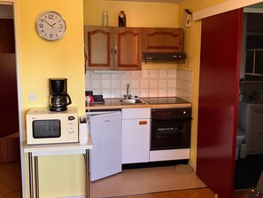 Fridge, oven, stovetop, coffee/tea maker - 2-room apartment near beach with private parking (Villers-sur-Mer)