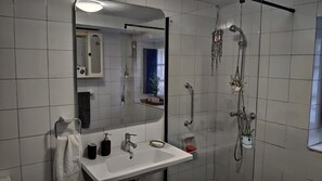 Een haardroger, handdoeken, zeep, toiletpapier