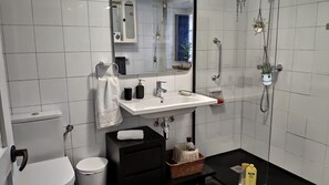 Haartrockner, Handtücher, Seife, Toilettenpapier