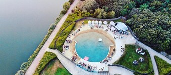 Cozy apartment with pool and parking near the sea