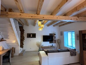 TV - Charming holiday home for 4-6 people with terrace and barbecue in Chagey (Chagey)