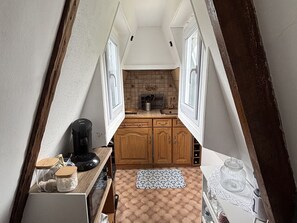 Réfrigérateur, micro-ondes, plaque de cuisson, cafetière/bouilloire