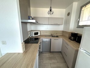 Fridge, microwave, oven, stovetop - 6-person apartment with balcony and parking, sea view (Argelès-sur-Mer)