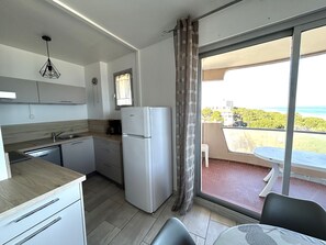 Fridge, microwave, oven, stovetop - 6-person apartment with balcony and parking, sea view (Argelès-sur-Mer)