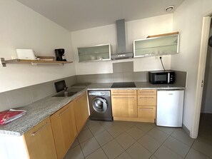 Micro-ondes, plaque de cuisson, lave-vaisselle, cafetière/bouilloire