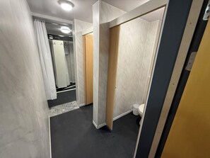 Douche, serviettes fournies, savon, papier toilette