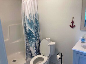 Dusj, hårføner og håndklær