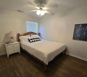 2 bedrooms, iron/ironing board, WiFi, bed sheets - House # 22 Rolling Tide Lake View (Leesburg)