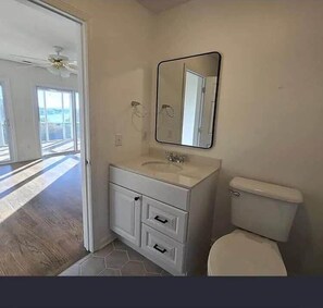 Shower, hair dryer, towels - House # 22 Rolling Tide Lake View (Leesburg)