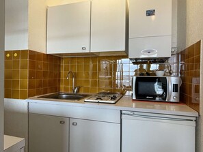 Fridge, microwave, stovetop