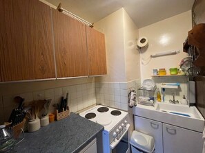 Jääkaappi, mikroaaltouuni, uuni, kahvin-/teenkeitin
