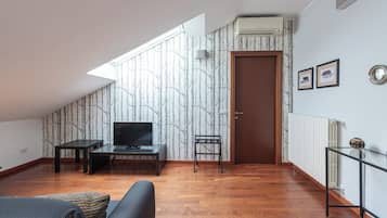 Appartement (1 Bedroom) | Coin séjour | TV connectée de 32 pouces avec chaînes par câble