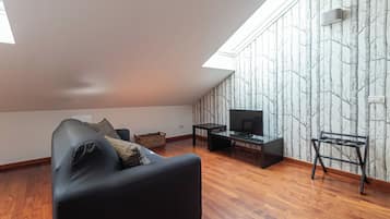 Appartement (1 Bedroom) | Coin séjour | TV connectée de 32 pouces avec chaînes par câble