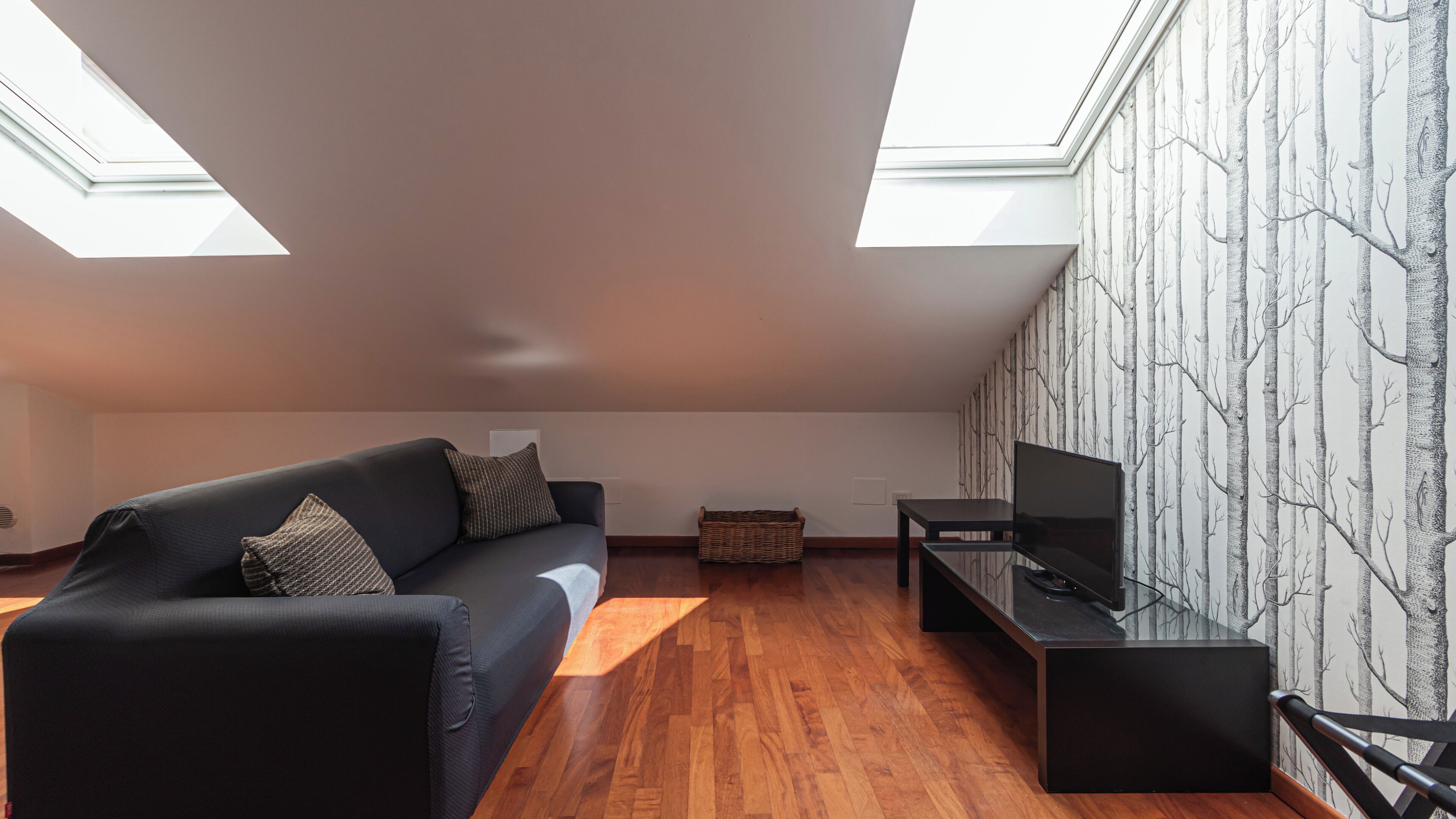 Apartment (1 Bedroom) | Wohnbereich | 32-Zoll-Smart-TV mit Kabelempfang