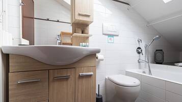 Departamento (1 Bedroom) | Baño | Tina, bidet, toallas