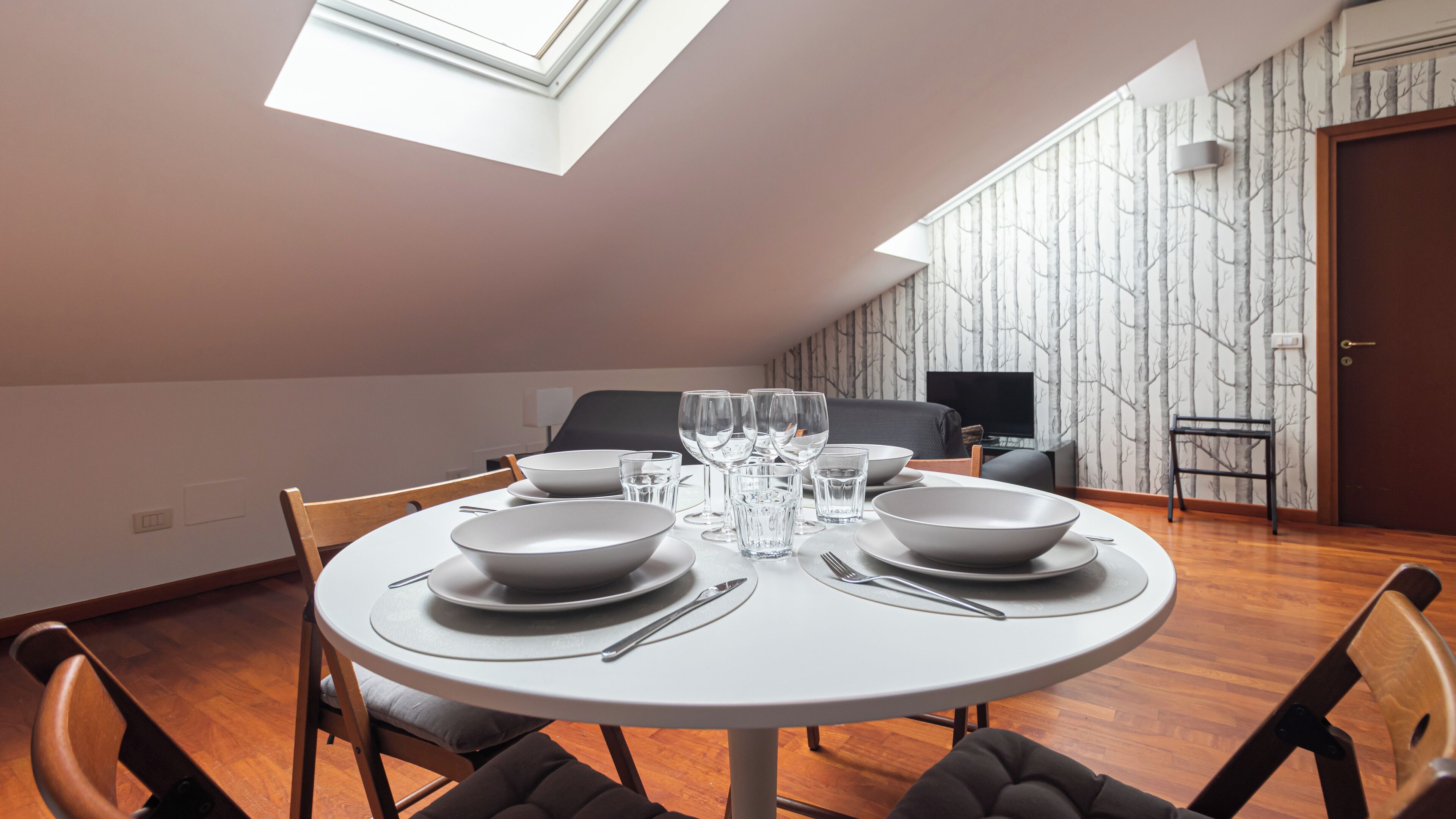 Appartement (1 Bedroom) | Woonruimte | Een 32-inch smart-tv met kabelzenders