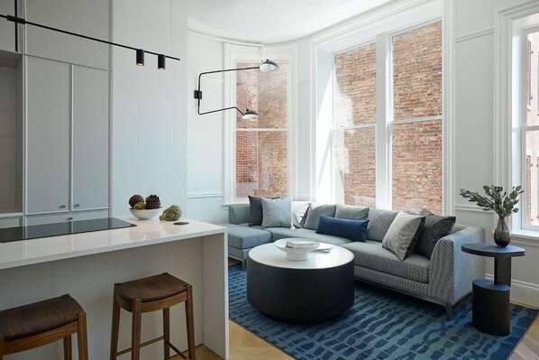 تلفزيون بشاشة مسطحة بحجم 50-بوصة يعرض قنوات تلفزيونية باشتراك مدفوع