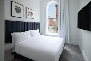 Brankas, tirai kedap cahaya, setrika/meja setrika, dan Wi-Fi gratis