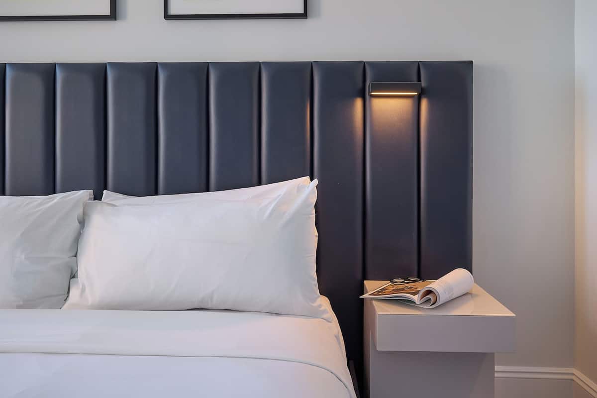 Cofres nos quartos, cortinas blackout, ferros/tábuas de passar roupa