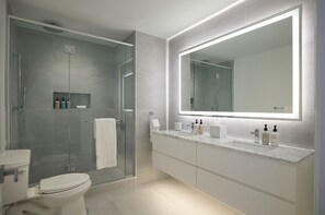 Douche, douche à « effet pluie », sèche-cheveux, peignoirs