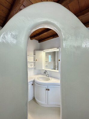 Douche, sèche-cheveux, serviettes fournies, savon