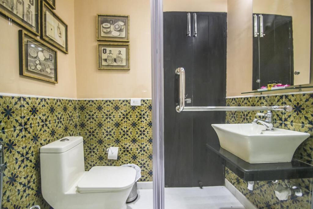 Een badkamer met toilet, wastafel en douche.