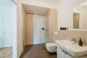Shower, eco-friendly toiletries, hair dryer, towels - Delightful 3 Room Apart. ETRO I Centre I Balcony I Family-friendly I Homeoffice (Böblingen)