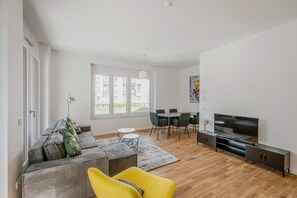 Smart TV, books - Delightful 3 Room Apart. ETRO I Centre I Balcony I Family-friendly I Homeoffice (Böblingen)