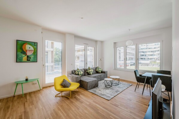 Smart TV, books - Delightful 3 Room Apart. ETRO I Centre I Balcony I Family-friendly I Homeoffice (Böblingen)